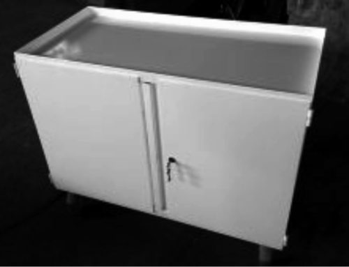 Mesa inox. con puertas, baldas y ruedas